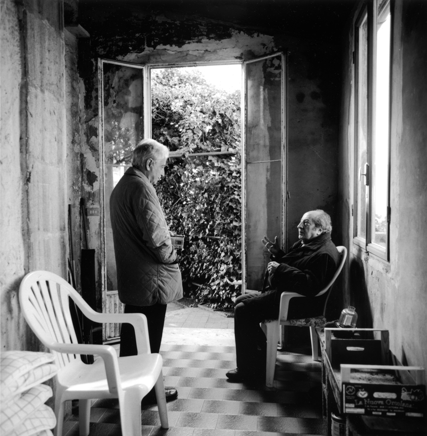 Foto di Marco Magni - Alberto Mario Cirese nella casa paterna di Castropignano in Molise, insieme con Pietro Clemente