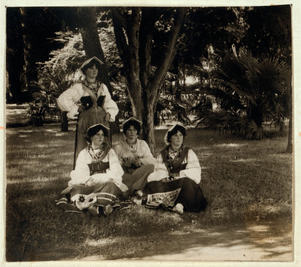 Contadine italiane , foto di Prokudin-Gorskii, Sergei Mikhailovich, 1863-1944, photographer Contadine italiane , foto di Prokudin-Gorskii, Sergei Mikhailovich, 1863-1944, photographer