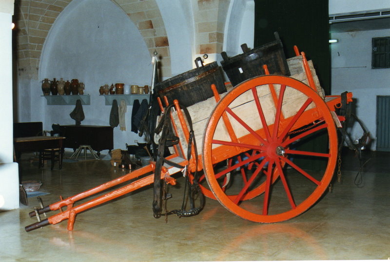 carro con ruote rosse carro con ruote rosse
