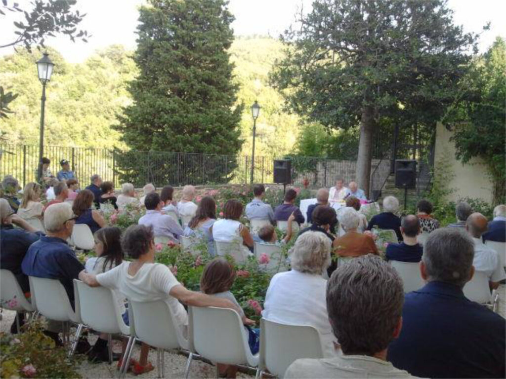 copertina trasimemo, ci sono persone seduta che ascoltano una presentazione o un dibattito