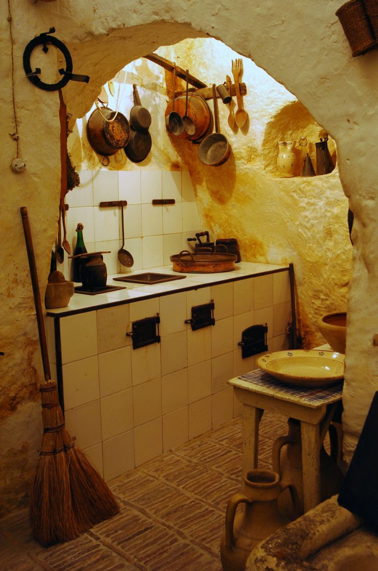 interno della casagrotta allestita